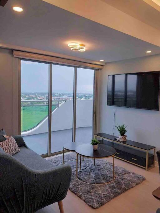 1Bedroom Unit At Azure North With Netflix Up To 6Pax San Fernando  Zewnętrze zdjęcie